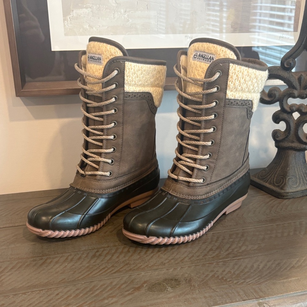 NWOT Magellan Outdoors Women's Sweater Collar Duck Boots